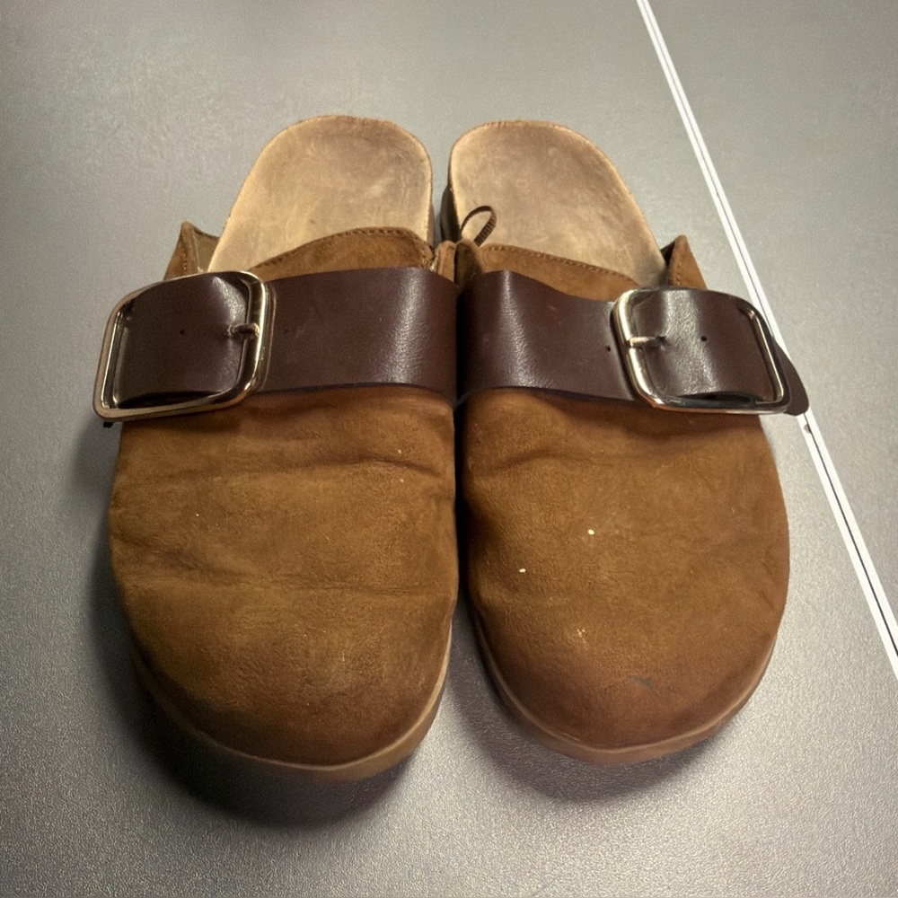 Old‎ Navy Women's Shoe Size 7 Chestnut Faux Suede Chunky Buckle Accent Clogs